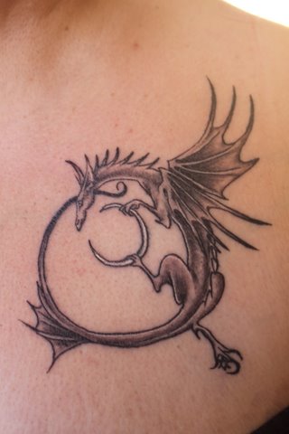 Dragon Moon Tattoo på brystet