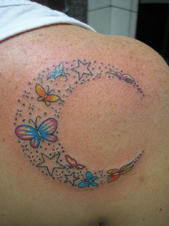 Pillangó Hold tetoválás tervezés a vállán