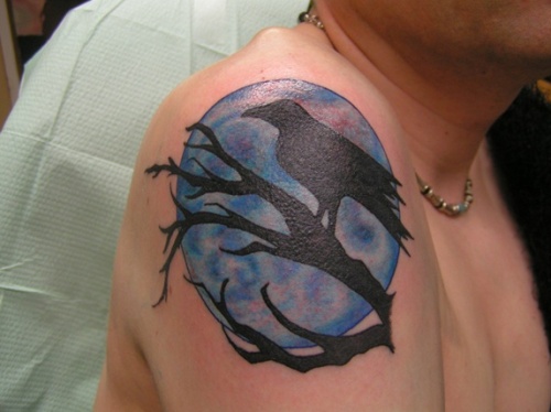 Hold és a holló tetoválása a karon