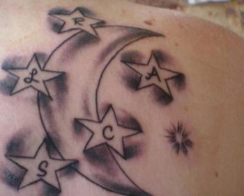 Hold és csillag tetoválás tervezés lányoknak