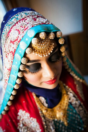 Hagyományos Maang Tikka hidzsábbal a muszlim menyasszonyoknak
