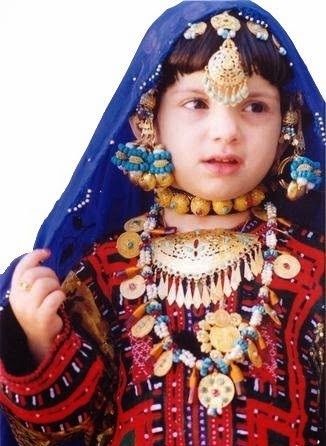 Lány Ománban, hagyományos Tikka -t visel