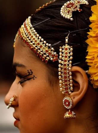 Jhumka med Ear Strand Design
