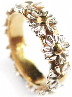 I de nyeste guldringdesigner Meadow Gold Ring