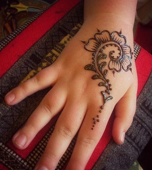 Aranyos és kicsi henna design gyerekeknek