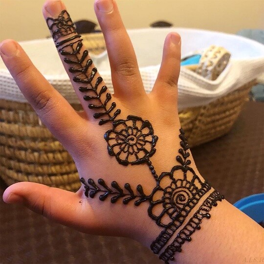 Gyönyörű Mehndi Designs for Kids