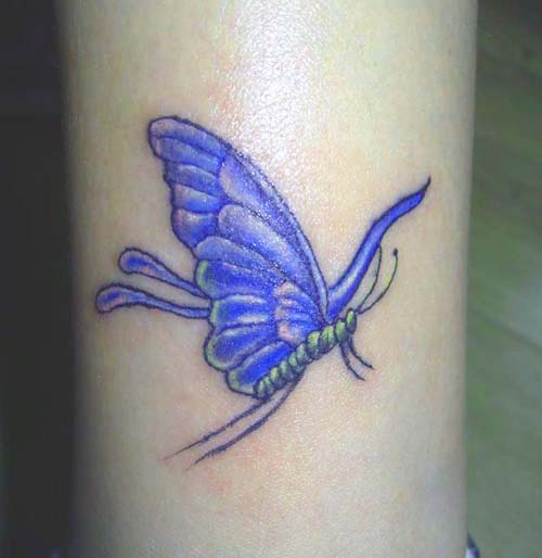 Flyvende sommerfugletatovering på benet