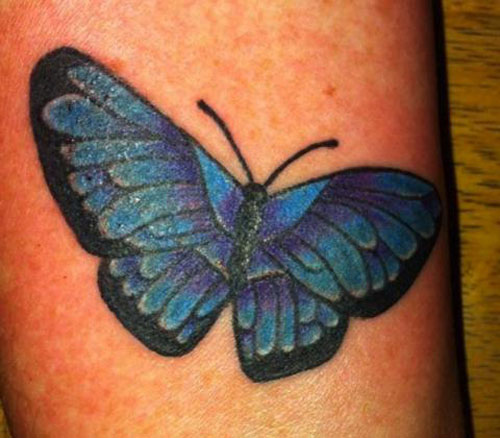 Két tónusú tervezett pillangó tetoválás