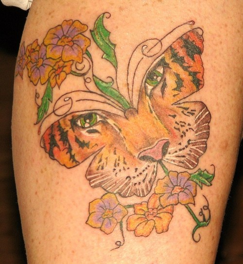 Tigris pillangó tetoválás a combon