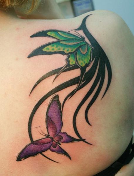 Törzsi pillangó tetoválások a vállán