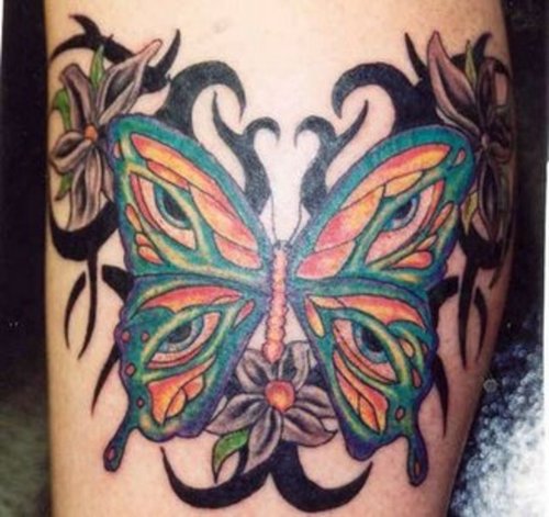 Többszínű pillangó tetoválás a lábán