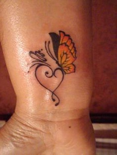 Pillangó tetoválás a csuklón