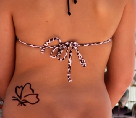 Nedre ryg sommerfugl tatoveringer til piger