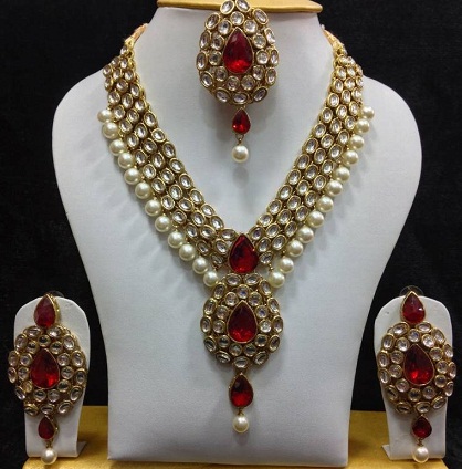 A Kundan Jewellery aranyat állít be