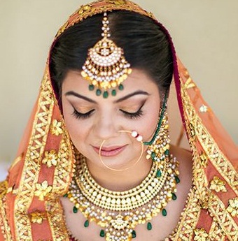 Pandzsábi stílusú menyasszonyi orrgyűrű kialakítása arany színben