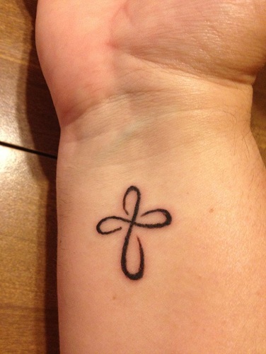 infinity cross tatoveringer på håndleddet