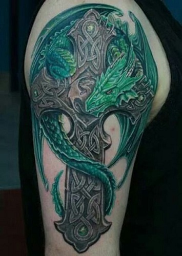 Zöld sárkány kereszt tetoválással