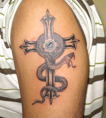 Slange med Cross Tattoo Design