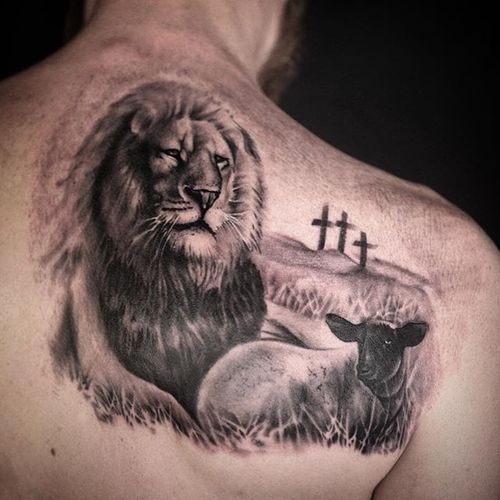 Lion Lamb og Cross Tattoo Design