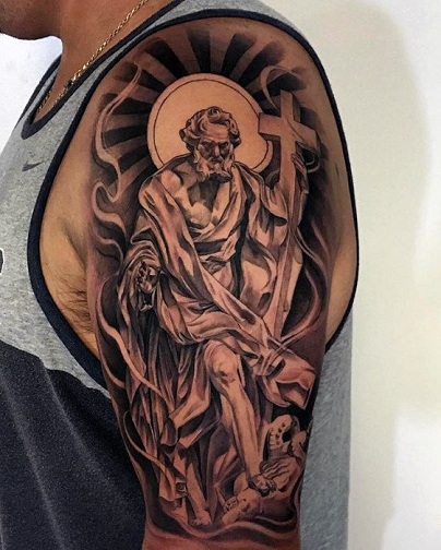 Jézus kereszt tetoválással