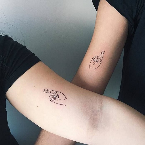 Matchende Cross Finger Friend Tattoo