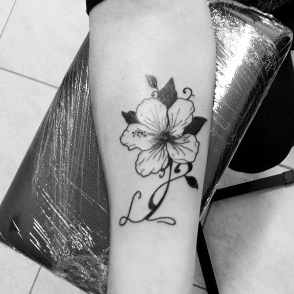 L Betűs Tetoválás Hibiszkuszvirággal