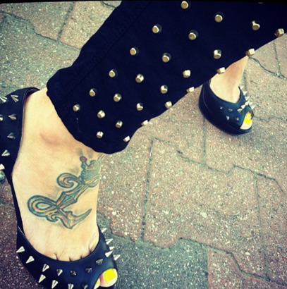 Kiterjedt L betűs tetoválás a lábakon