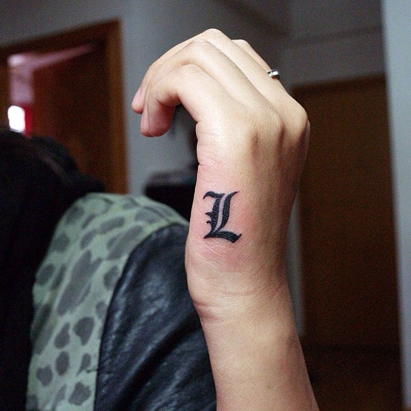 L Betű tetoválás a tenyér oldalán