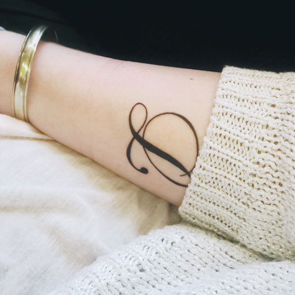 Kurzív L betű tetoválás