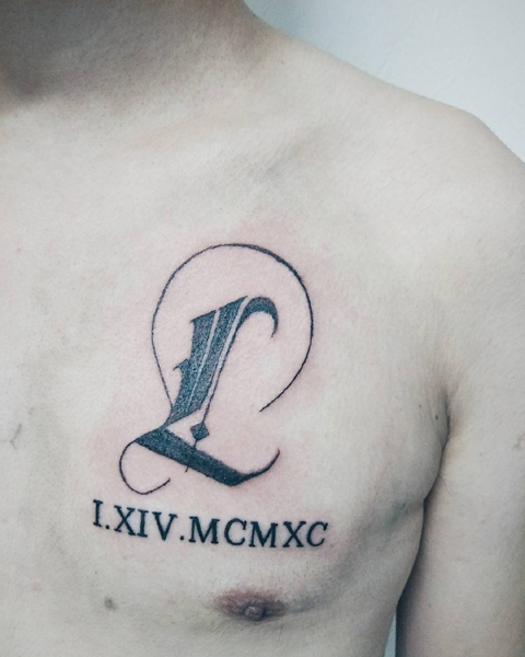 Informatív L betűs tetoválás