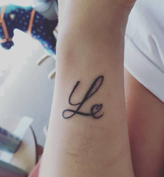 Kiadós L betűs tetoválás