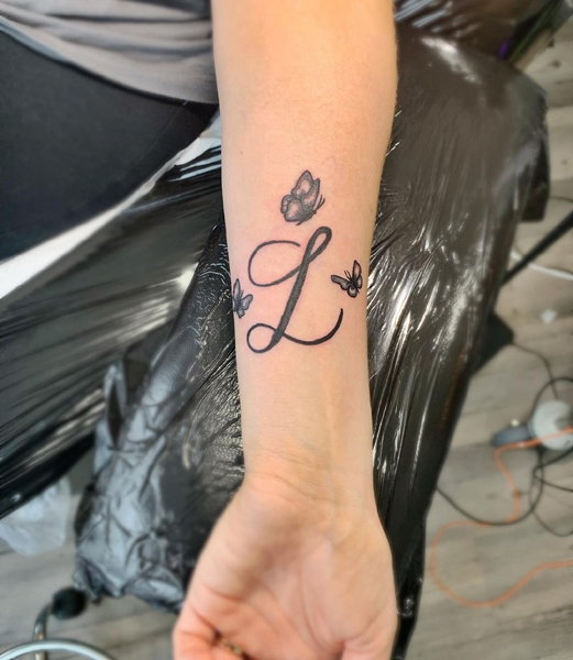 L betűs tetoválás tervezés pillangókkal