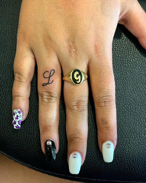 L ábécé ujj tetoválás