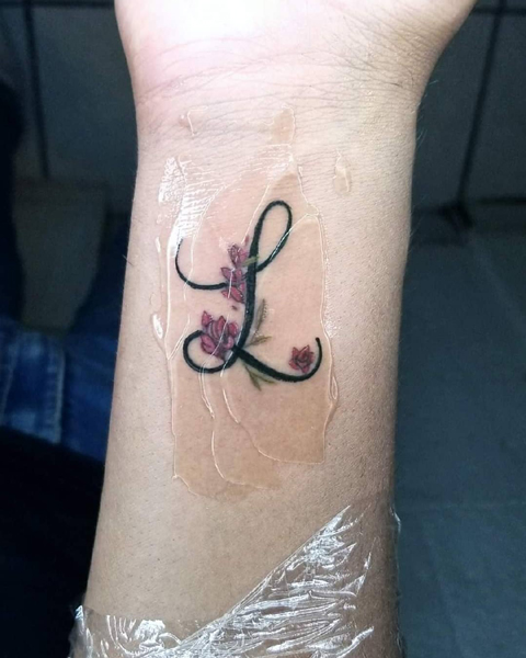 Virágos L tetoválás jelentése