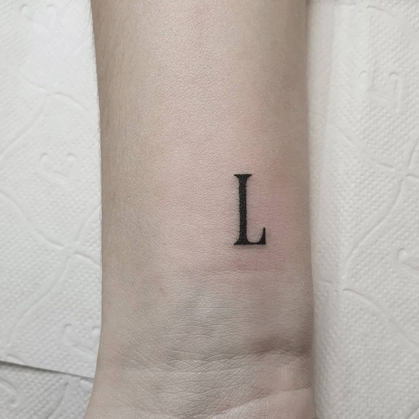 Egyszerű L tetoválás