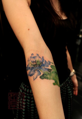 Spredte farver og blomster tatoveringer
