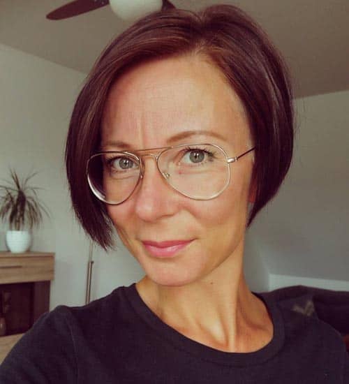 kort hår til over 50 med briller
