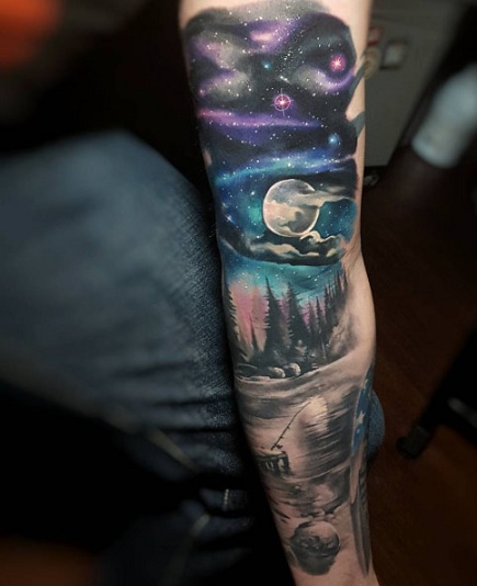 Nat tatovering med fuld ærme