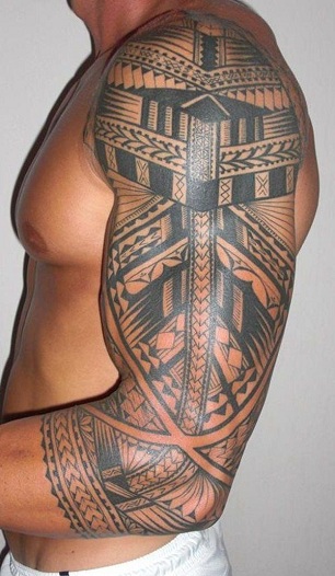 Fekete törzsi teljes ujjú tetoválás