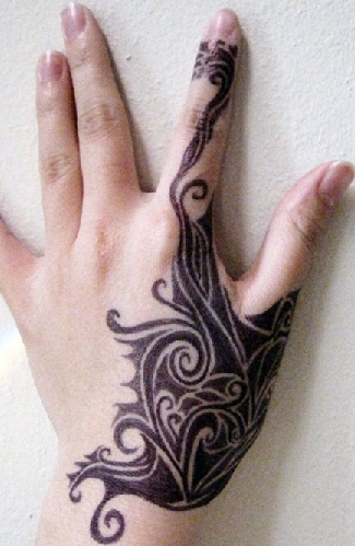 Tenyér tetoválás tervezés női kezekhez