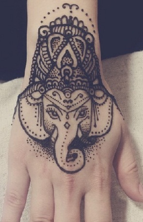 Hagyományos kézi tetoválások Lord Ganesh -szel