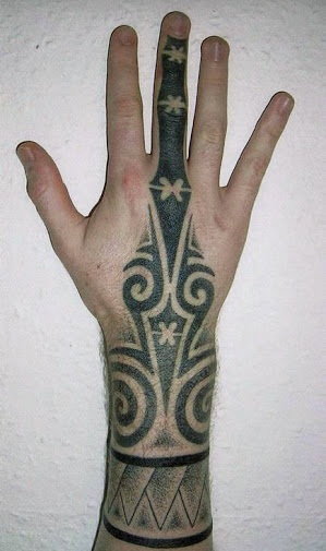 Karkötő kéz -ujjak tetoválás