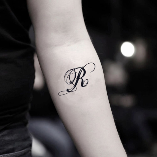 R Letter Tattoo Designs på hånden