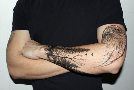 A durva megjelenésű tetoválás a kezében