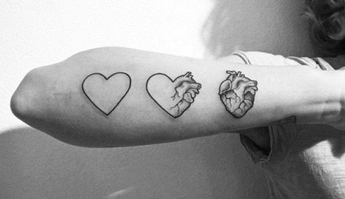 Háromlépéses szív kézi tetoválás minták