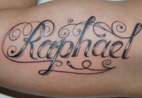 Smukt navn tatoveringsdesign på underarmen