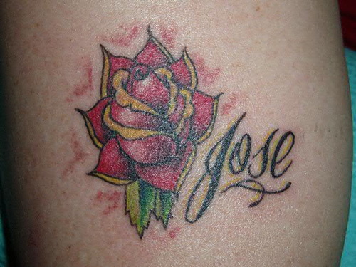 Floral Name Tattoo Designs til kvinder