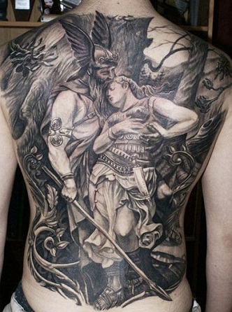 Kriger -tatoveringer på ryggen