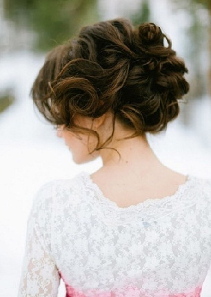 női esküvői frizura hullámos haj