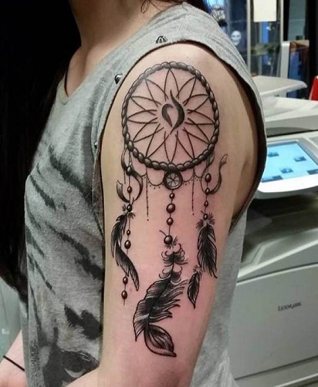 álomfogó tetoválás a kezében